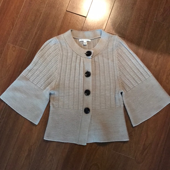 Beautiful knit cardigan with oversized buttons
